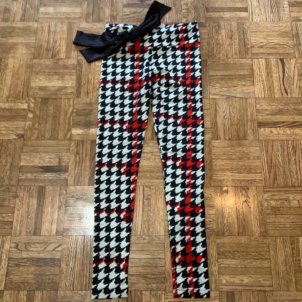 Cute Booty Lounge houndstooth leggings.